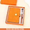 Conjunto de notebook A5 e caneta em estoque, ideal para reuniões e eventos corporativos, um presente prático com opções de personalização de logotipo.