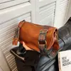 Bolsa transversal de couro macio com alça larga, estilo étnico retrô, transfronteiriça, bolsa tipo travesseiro, bolsa de ombro moderna para o dia a dia, bolsa feminina versátil