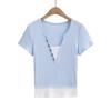 Camiseta de manga corta con costuras de dos piezas falsas estilo europeo y americano para mujer 2024 verano chica hot hebilla rosa cuello en V top adelgazante ajustado