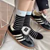 Calcetines de estilo coreano con bloques de color para mujer con etiquetas de tela y rayas, calcetines de media pantorrilla para mujer, calcetines de algodón versátiles ins de otoño, calcetines apilados retro con bloques de color