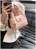 La popular bolsa pequeña cuadrada portátil de este año, estilo extranjero, nicho, todo-partido, bolsa de hombro, nueva bolsa de mensajero para desplazamientos transfronterizos 2025