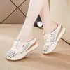 Zapatillas con agujeros para aumentar la altura personas bajas para mujer ropa de exterior 2026 verano nuevo transpirables casual slip-on de punta cerrada zapatillas de moda