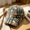 Nueva gorra de béisbol de felpa a cuadros retro para otoño e invierno para mujer, estilo coreano con letras bordadas, moderna y versátil, gorra de béisbol cálida