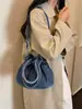 Bolsa de mezclilla estilo japonés para mujer, nuevo modelo 2026, bolsa de cubo artística con cordón, bolso de hombro y cruzado simple y versátil