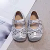 2026 Primavera/Outono Novos Sapatos de Princesa Infantis Sapatos Pequenos de Couro com Bolinhas Sapatos de Feijão Antiderrapantes Sapatos de Menina Sapatos de Bebê Estilosos