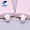 Nuevo envase aislante de limpiador facial de 60 g, extruido, rosa, plano, con cubierta súper plana, manguera de PE, material de embalaje de protección solar.