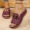 Sandalias de cuña de plataforma gruesa para mujer de comercio exterior 2025 nuevas transfronterizas de talla grande casuales a la moda simples con hebilla metálica y puntera descubierta