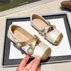 Sapatos de Couro para Meninas 2026 Primavera Novo Estilo Europeu e Americano Sapatos de Princesa Estampados para Menininhas Sapatos de Salto Baixo com Borda Pérola Estilo Chanel