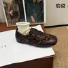 Novos Sapatos Femininos Outono/Inverno 2026: Sapatos Pequenos de Couro Estilo Retro Britânico Slip-On Estampados de Leopardo com Retalhos e Fivela Marrom, Confortáveis com Sola Macia