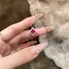 Elegante e Luxuosa Gargantilha Pingente de Trevo de Quatro Folhas Vermelho para Mulheres, Design Exquisito e Estiloso com Flor de Zircônia Corrente Clavicular