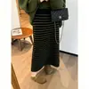Nova saia de malha listrada em blocos de cor vintage para outono e inverno para mulheres, solta, modeladora, versátil, com caimento, saia longa de comprimento médio