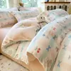 Novo Conjunto de Quatro Peças de Cama de Veludo Leite Desenho Animado 2025 Outono e Inverno Espessado Lençóis e Fronhas de Veludo Coral Roupa de Cama com Forro de Lã