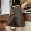 Shorts retrô de couro PU marrom de perna larga para mulheres, novo estilo outono/inverno 2026, cintura alta, emagrecedor, corte A, shorts casuais de comprimento até o joelho para usar com botas