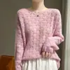Ligero y sedoso, este fino suéter de punto holgado para mujer presenta un escote asimétrico y está hecho de 75% cachemira y 25% seda de morera, con un diseño de punto calado sin costuras