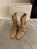 Botas Curtas de Design de Nicho Coreano para Mulheres Primavera e Outono 2025 Camurça Bico Quadrado Fivela de Cinto Botas Martin com Salto Grosso Botas de Cano Curto Justas