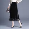 Elegante saia de veludo dourado com strass para mulheres, novo estilo outono/inverno 2026, cintura alta, modeladora, comprimento médio, saia de sereia irregular