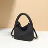 Bolsa de mimbre para cesta de comida versátil de alta gama de moda nueva de principios de primavera, bolso hecho a mano, bolso tipo cubo para llevar al hombro