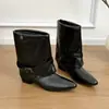 Botas versáteis de cano médio com saltos grossos, detalhes de fivela de cinto retrô e solas macias, um novo estilo de moda outonal para mulheres em 2026