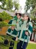 Uniforme escolar para estudiantes de primaria Ropa de carga verde Conjunto de tres piezas Ropa de clase infantil extraíble Traje de jardín de infantes Ropa de jardín forrada de vellón