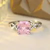 Anillo Rongxing con Forma de Almohada Rosa Piedra Principal Anillo de Trébol de Cuatro Hojas Banda Estilo Girly de Lujo Ligero Anillo para Mujer