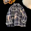 Camisa retrô xadrez de manga comprida estilo japonês para meninos, versátil para streetwear, camisa casual de algodão de cor café estilo americano com corte solto para casais
