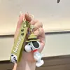 Llavero colgante de dibujos animados de Snoopy de moda, accesorio para bolsa de pareja de puesto callejero, regalo pequeño para máquinas de garra, venta al por mayor