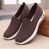 Sapatos Casuais Minimalistas Personalizados em Malha Fly-Knit para Mulheres, Slip-On Respiráveis com Solado Macio, Refrescantes e Não Abafam, Sapatos para Mães