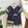 Conjunto de Roupas de Verão para Meninos 2026 Novo Estiloso Kids Bloco de Cores Listrado Bolsa Transversal Bebê Estilo Coreano Conjunto de Duas Peças Tendência