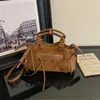 Bolsa transversal moderna e versátil, um item essencial para fashionistas: bolsa estilo moto com tachas e laço, de design único, perfeita como bolsa de ombro ou transversal