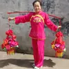 Danza Yangko, accesorios de danza de portar canastas de flores, llevar las canastas de flores a la casa de los padres, vara de carga roja, actuación folclórica, actuación festiva