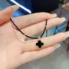 Estilo Coreano Moderno y Sencillo Flor de Cuatro Hojas Diseño de Correa Corta para el Cuello Cadena de Cristal para la Clavícula Femenina de Alta Gama Versátil Lujo Ligero