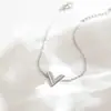 Pulseira Minimalista Europeia e Americana de Aço Titânio com Design de Nicho Tridimensional em Forma de V para Mulheres, Joia Versátil com Design Moderno de Celebridade da Internet de Luxo Leve