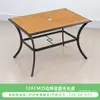 Conjunto Personalizado de Mesa e Quatro Cadeiras com Estrutura Simples de Liga de Alumínio Preta e Madeira Plástica na Cor Teak para Uso Externo em Cafés