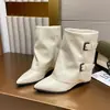 Botas de Cano Curto com Salto Anabela e Bico Fino Brancas Novas Outono/Inverno Femininas Botas com Fivela de Couro Aquecedor de Pernas Botas Versáteis de Moda Botas Emagrecedoras