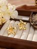 Aretes de Metal con Personalidad de Estilo Francés Exagerado, Acero Titanio Chapado al Vacío, Diseño de Flor Irregular y Efecto Oro Hueco de 18K