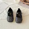 Zapatos de piel para niña con diseño hueco, suela suave, boca poco profunda, sandalias de princesa de malla transpirable de moda con pedrería para niñas verano 2026