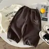 Calça de Moletom Infantil para Meninos Calças Forradas com Lã Estilo Outono/Inverno Roupas de Inverno para Meninos 2026 Nova Calça de Moletom Grossa de Inverno Bege