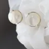 Aretes de Plata Nafuge para Mujer, Venta al por Mayor, Incrustados con Concha Blanca Natural Redonda, Aretes de Plata de Ley 925 a la Moda