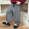 Calça Casual Masculina Estilo Primavera e Outono com Urso e Listras no Bolso Traseiro Nova Coleção Outono 2026 Calça de Moletom Cool e Versátil Tendência