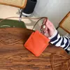 Bolso de Lipstick de Cuero de Vaca de Primera Capa con Cuello Halter, Bolso para Auriculares, Bolso de Monedas de Almacenamiento con Hebilla de Clip Versátil y Exquisito, Tarjetero Mini Estilo Coreano