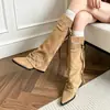 Botas largas para mujer, nueva colección de otoño 2026, color caqui retro, con flecos y detalles de remaches, punta fina, tacón de cuña y caña alta que no llega a la rodilla