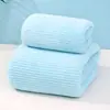 Toallas de baño de vellón de coral transfronterizas al por mayor, rayadas, gruesas, absorbentes, de secado rápido, extragrandes, con rayas finas, Clase A, toallas suaves lavables para parejas.