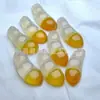 Un Colgante de Paz de Calcedonia Transparente como el Hielo Color Azúcar con una Figura de Buda, Colgante de Paz de Jade Cubo de Ágata Color Dorado Champaña