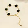 Pulseira Flor de Cinco Pétalas em Aço Titânio Dourada Pulseira Feminina Luxo Leve Simples Banho de Ouro 18K Joia de Aço Inoxidável