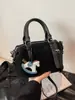 Bolso Boston de Alta Gama para Viajes Cotidianos, Bolso de Hombro Cruzado de Moda para Mujer, Nuevo Bolso de Mano Retro de Nicho Otoño e Invierno 2025