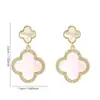Brincos Elegantes de Trevo de Quatro Folhas Branco com Microincrustação de Zircônia Novo Estilo 2025 Brincos Versáteis da Moda Banhados a Ouro Real para Mulheres