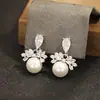 Pendientes de Perla con Forma de Hoja de Lujo Ligero con Piedras, Chapados en Oro, Elegantes y Versátiles, Clips para Orejas sin Perforar, Pendientes de Novia, Pendientes con Estilo