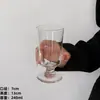 Copo único de vidro rosa com alto valor estético, taça de vinho alta criativa ligeiramente inclinada, taça de vinho tinto para uso doméstico, copo de coquetel