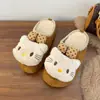 Nova coleção Outono/Inverno 2026: sapatos femininos estilo Birkenstock, com sola grossa, tema de desenho animado, fofos, versáteis e forrados com fleece, com salto oculto e design de meia-sapato