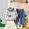 Conjunto Novo Estilo Primavera e Outono 2026 para Meninos Versão Coreana Infantil Moletom com Gola Jeans Roupa Casual Duas Peças para Bebê Outono
